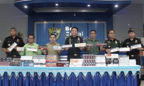 Bea Cukai Aceh menunjukkan rokok ilegal hasil Operasi Gempur.