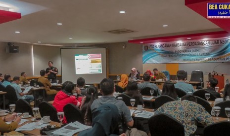 Bea Cukai Bandar Lampung menjadi narasumber focus group discussion Penanganan Hambatan Perdagangan Luar Negeri Tahun 2019 yang diselenggarakan Dinas Perdagangan Provinsi Lampung, Selasa (6/8). 