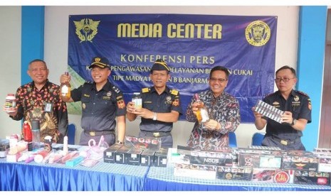 Bea Cukai Banjarmasin musnahkan barang-barang hasil penindakan periode 2017-2018 di antaranya rokok dan minuman keras ilegal.