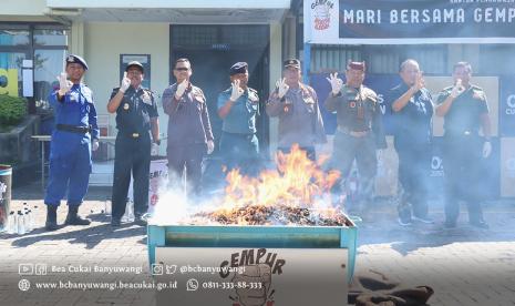 Bea Cukai Banyuwangi menyelenggarakan acara pemusnahan BMN hasil tembakau (HT) dan minuman mengandung etil alkohol (MMEA) ilegal. 