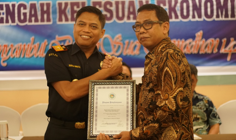 Bea Cukai Batam raih penghargaan Indonesian National Shipowners Association (INSA).