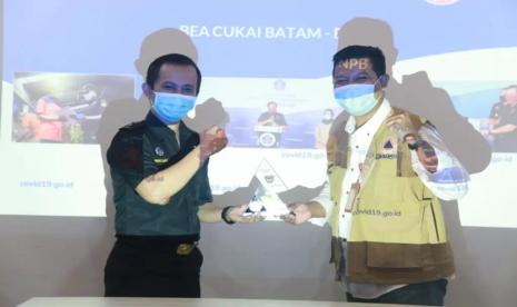 Bea Cukai Batam terima penghargaan dari Badan Nasional Penanggulangan Bencana (BNPB) atas peran aktifnya dalam memfasilitasi keluar masuk barang-barang keperluan penanganan Covid-19. Perwakilan BNPB, Ian Karim, menyerahkan penghargaan tersebut dalam kunjungan kerjanya ke kantor Bea Cukai Batam, Sabtu (26/9). 