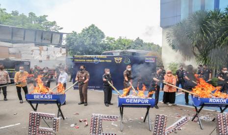 Bea Cukai Bekasi bersama dengan Pemerintah Kota dan Kabupaten Bekasi, Kepolisian, TNI, Kejaksaan, serta instansi terkait lainnya di Kota dan Kabupaten Bekasi melaksanakan pemusnahan atas 6.654.560 batang rokok ilegal dan 21.210 mililiter minuman keras ilegal.