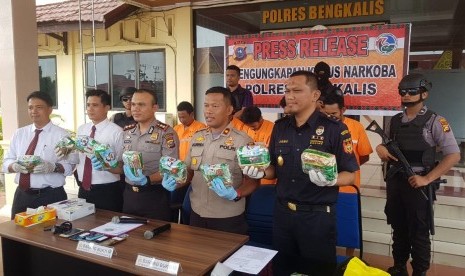 Bea Cukai Bengkalis bersama Polres Bengkalis berhasil amankan sebanyak kurang lebih 10kg Methamphetamine (sabu)