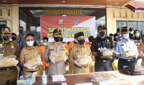 Bea Cukai Bengkalis pada hari Sabtu (20/6) di Desa Sei Selari, Riau, bersama Polres Bengkalis juga berhasil melakukan penindakan terhadap kegiatan transaksi narkotika jenis ganja yang berat keseluruhannya diperkirakan mencapai 14 kilogram