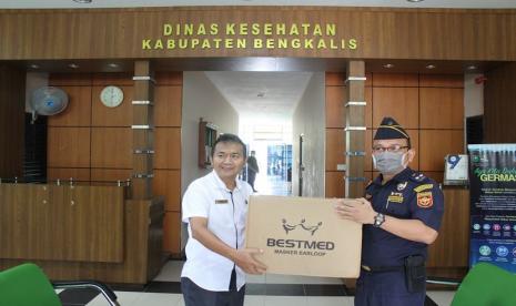 Bea Cukai Bengkalis sumbang alat pelindung diri (APD) untuk tenaga medis melalui Dinas Kesehatan Kabupaten Bengkalis, Rabu (01/04). Bantuan berupa 1.000 buah masker dan 1.000 pasang sarung tangan diserahkan oleh Kepala Kantor Bea Cukai Bengkalis, Ony Ipmawan, melalui Kepala Seksi Kepatuhan Internal dan Penyuluhan, Mulia Pangihutan Sinambela, kepada Sekretaris Dinas Kesehatan, Imam Subchi