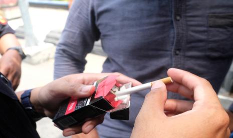 Bea Cukai berikan sosialisasi terkait cukai dan rokok ilegal.