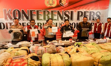 Bea Cukai bersinergi dengan Polri mengamankan 117 bal pakaian bekas impor dengan kerugian negara sebesar Rp 1,1 miliar.