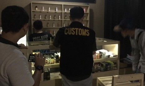 Bea Cukai Bogor berhasil menindak dua lokasi yang kedapatan memiliki dan menjual liquid vape ilegal. 