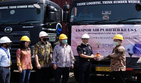 Bea Cukai Bogor kawal ekspor air purifier hasil produksi PT Selaras Citra Nusantara Perkasa (SCNP) pada Rabu (19/08). Ekspor kali ini mengapalkan sebanyak 1.830 karton atau sebanyak 5.490 pcs air purifier untuk dikirim ke Amerika Serikat.