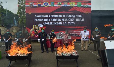 Bea Cukai Cilacap musnahkan 827.965 batang rokok dan 20,6 liter miras ilegal.