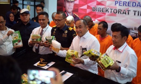 Bea Cukai dan Direktorat IV Bareskrim Kepolisian Republik Indonesia berhasil melakukan penindakan terhadap Kapal Motor Dua Saudara yang membawa narkotika jenis methamphetamine atau sabu sejumlah 30 paket. 