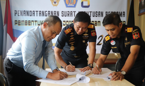 Bea Cukai dan Ditjen Pajak laksanakan penandatanganan surat keputusan bersama pembentukan tim join program.