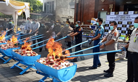 Bea Cukai Denpasar musnahkan Barang Milik Negara hasil penindakan.