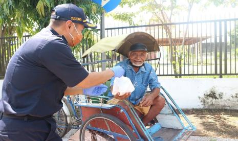 Bea Cukai di beberapa daerah turut mengggelar aksi sosial untuk membantu meringankan beban masyarakat.