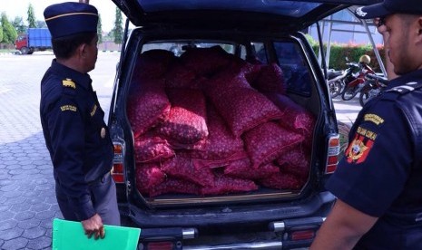 Bea Cukai Dumai mengaman 2,3 ton bawang merah selundupan.