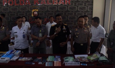  Bea Cukai Entikong berhasil mengungkap upaya penyelundupan 4,19 Kg narkotika jenis methamphetamine (sabu).