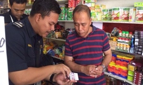 Bea Cukai Entikong melakukan operasi pasar terhadap peredaran Barang Kena Cukai Hasil Tembakau di wilayah Kabupaten Sanggau dan Kabupaten Sekadau.