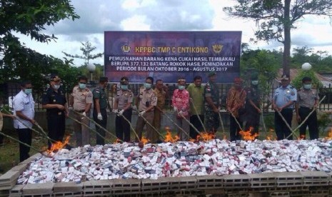 Bea Cukai Entikong memusnahkan ratusan ribu batang rokoh buah penindakan.