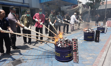 Bea Cukai Gresik musnahkan barang ilegal hasil penindakan periode Juli 2018 hingga Juni 2019.