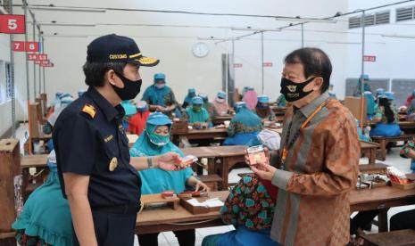 Bea Cukai Jawa Tengah dan DIY yang dipimpin langsung oleh Kepala Kanwil, Padmoyo Tri Wikanto Kamis (18/6) menyambangi PT. Djarum Kudus. Kunjungan ini untuk memastikan kebijakan pemerintah yang telah diambil di masa pandemic Covid-19 benar-benar membantu industri tetap berjalan. 