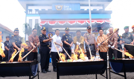  Bea Cukai Jawa Timur II memusnahkan rokok ilegal.