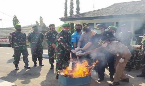 Bea Cukai Jayapura turut melaksanakan pemusnahan barang bukti hasil sweeping Satgas Komando Pelaksana Operasi (Kolakops) Korem 172/PWY di lapangan Makorem 172/Praja Wira Yakthi Jayapura, Jumat (24/7) lalu.