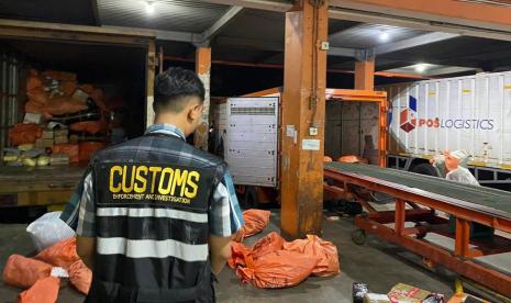 Bea Cukai Juanda gagalkan peredaran rokok ilegal melalui pengawasan di kantor pos.