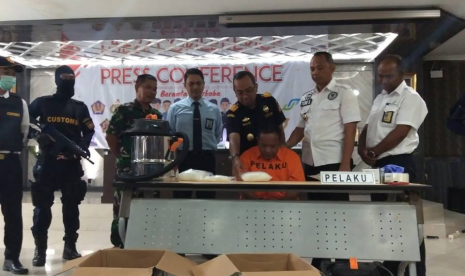 Bea Cukai Juanda mengamankan 2,6 kilogram sabu di Bandara Juanda.