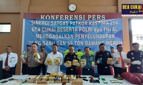 Bea Cukai Kanwil Aceh bersinergi dengan Polri dan TNI AL,  Senin (26/8) menggelar konferensi pers penggagalan penyelundupan 25 kilogram narkotika jenis methamphetamine/sabu dan 59 ton bawang merah.