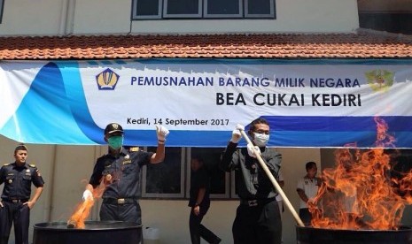 Bea Cukai Kediri memusnahkan barang ilegal.