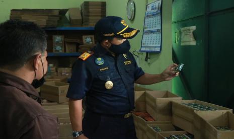 Bea Cukai kembali melaksanakan Customs Visit Customer (CVC) dengan mengunjungi pengguna jasa untuk memantau secara berkala kinerja dan kondisi perusahaan. Kali ini CVC dilakukan di empat daerah yaitu Kediri, Tanjung Emas, Kudus, dan Pantoloan.