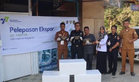 Bea Cukai Kendari berhasil mengantarkan ekspor perdana puluhan kilogram kepiting hidup ke pasar Singapura. 