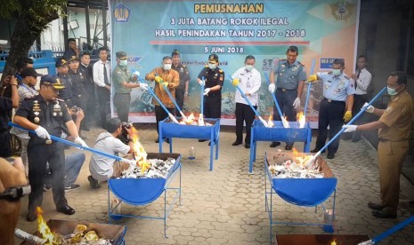 Bea Cukai Kendari memusnahkan rokok ilegal senilai Rp 1,1 miliar pada Selasa (5/6). 