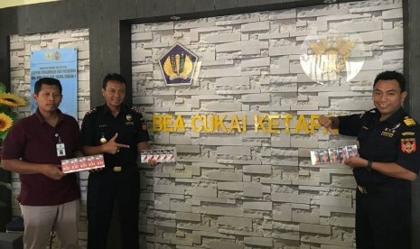 Bea Cukai Ketapang menindak sejumlah barang kena cukai (BKC) hasil tembakau atau rokok ilegal yang diangkut oleh sebuah kapal kelotok ke Pelabuhan Teluk Batang, Kabupaten Kayong Utara.