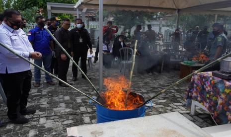 Bea Cukai Kuala Langsa lakukan pemusnahan 6,52 juta batang rokok ilegal dengan nilai mencapai lebih dari Rp 6,6 miliar. Jutaan batang rokok ilegal tersebut merupakan hasil penindakan tim patoli kapal BC 60001 Kantor Wilayah Bea Cukai Khusus Kepulauan Riau pada bulan April 2020 yang kemudian diserahterimakan ke Bea Cukai Kuala Langsa.