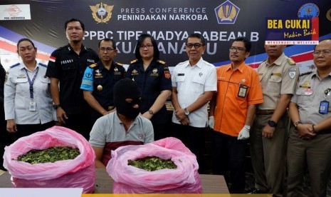 Bea Cukai Kualanamu menggagalkan upaya penyelundupan barang melalui kiriman pos berupa daun Khat (Katinon) sebanyak 2 karton seberat 16 kg.