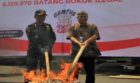 Bea Cukai Kudus melaksanakan pemusnahan rokok ilegal berbagai merek senilai lebih dari Rp 7 miliar yang terdiri dari 6.159.130 batang sigaret kretek mesin (SKM) dan 840 batang sigaret kretek tangan (SKT).