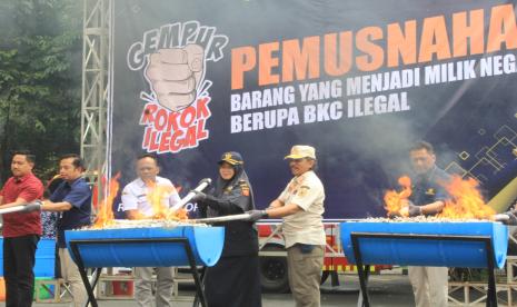 Bea Cukai Kudus memusnahkan 5,64 juta batang rokok ilegal, pada Rabu (4/12/2024).