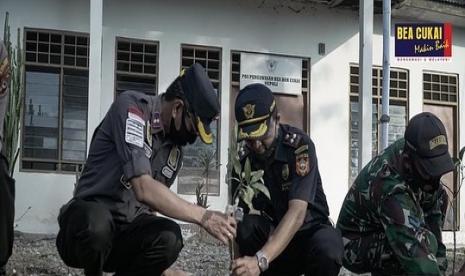 Bea Cukai Kupang kian memperkuat sinergi yang telah terjalin dengan Kantor Imigrasi Kupang. Hal ini dilaksanakan dalam rangka mengoptimalkan penjagaan perbatasan Indonesia dan Timor Leste di Oepoli.