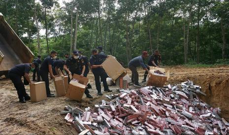 Bea Cukai lakukan pemusnahan barang milik negara (BMN) hasil penindakan di berbagai daerah.