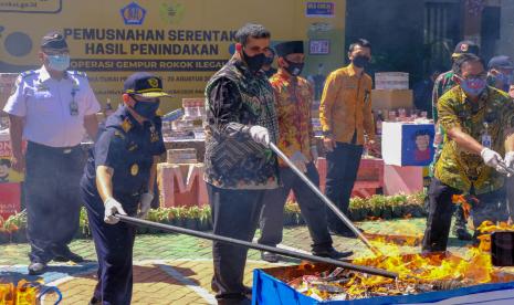 Bea Cukai lakukan pemusnahan jutaan batang rokok ilegal di Aceh dan Probolinggo. Sebanyak lebih dari 3,4 juta batang rokok ilegal dimusnahkan Bea Cukai Wilayah Aceh pada Kamis (27/08). Tidak ketinggalan Bea Cukai Meulaboh memusnahkan 866.746 batang rokok ilegal di kesempatan yang sama. Sementara, di wilayah Jawa, Bea Cukai Probolinggo memusnahkan 506.443 batang rokok ilegal pada Selasa (25/8).