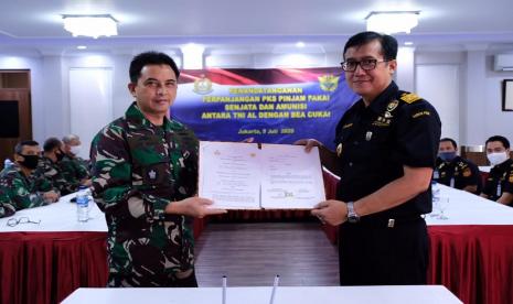  Bea Cukai lakukan penandatangan kerja sama dengan TNI Angkatan Laut pada Kamis (09/07). Sinergi kedua instansi penegak hukum ini bukan yang pertama kalinya, dalam kesempatan kali ini Bea Cukai menandatangani perjanjian kerja sama pinjam pakai senjata mesin berat 12,7mm.