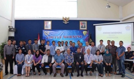  Bea Cukai Lampung ialah dengan mengundang para pengguna jasa kepabeanan dan cukai di daerah Lampung dalam acara coffee morning di Kantor Bea Cukai, pada Kamis (13/4).