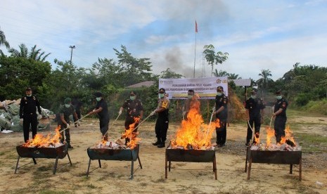 Bea Cukai Langsa musnahkan rokok dan kosmetik ilegal.