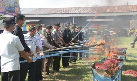 Bea Cukai Lhokseumawe musnahkan 73 ton bawang merah impor ilegal.