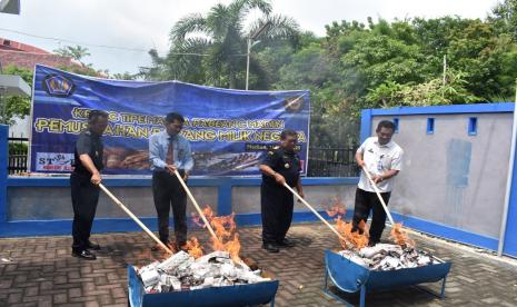 Bea Cukai Madiun, pada Rabu (11/3) bersama Kantor Pelayanan Kekayaan Negara dan Lelang (KPKNL) Madiun dan perwakilan Dinas Perdagangan Pemkab Madiun, melakukan pemusnahan ribuan batang rokok ilegal.