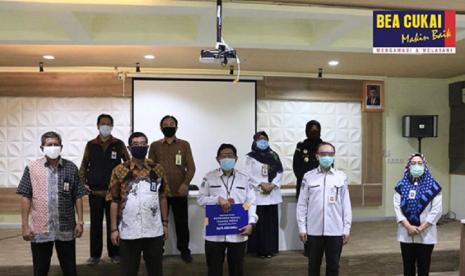 Bea Cukai Madura memberikan bantuan dalam bentuk paket yang berisi hand sanitizer, etil alkohol, hazmat suit (APD), masker dan face shield melalui Satuan Tugas (Satgas) Covid-19 Kabupaten Pamekasan di Pendopo Bupati, pada Rabu (22/04).