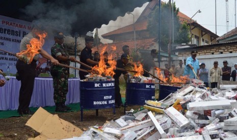 Bea Cukai Madura menghancurkan ratusan ribu rokok ilegal, Senin (20/3).