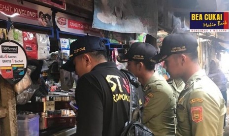 Bea Cukai Magelang menggandeng Satpol PP Wonosobo malukan operasi gempur rokok ilegal di wilayah Kecamatan Kejajar, Kecamatan Garung, Desa Krasak, dan pusat kota Kabupaten Wonosobo Selasa (3/9). 